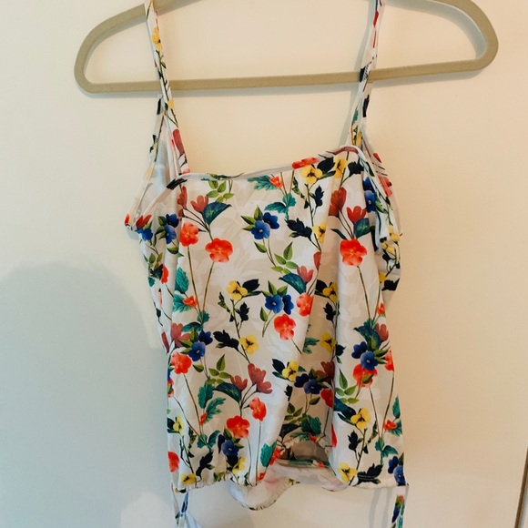 NWT Fabletics Elaine Performance Tank-Floral - Picture 2 of 3